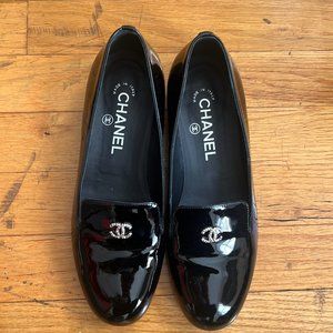 Chanel Black Patent Leather CC Faux Pearl Loafers size 37